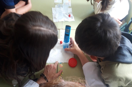 Escolares del colegio Jovellanos de Panes durante la sesión de Aqualogía 