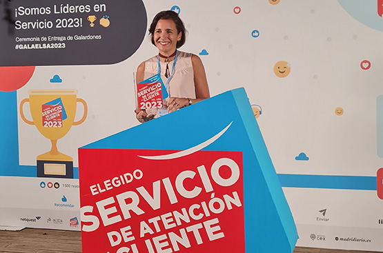 María Monzó, directora de Clientes de Agbar, recogiendo el premio
