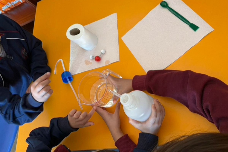 Alumnos participando en el Programa Aqualogía de Veolia